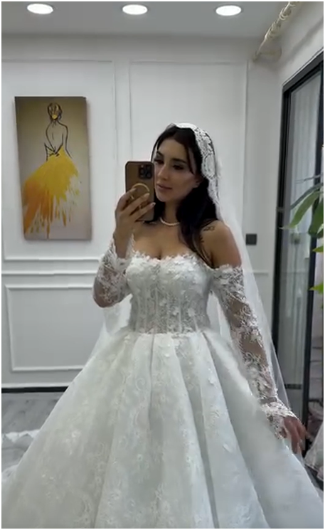G21-056 Vestido de novia princesa de encaje marfil con cola capilla