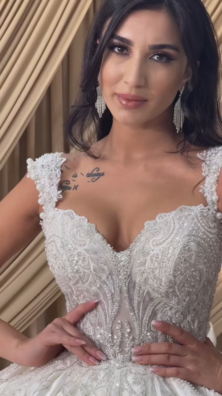 G21-077A - Vestido de novia princesa de encaje marfil con pedrería