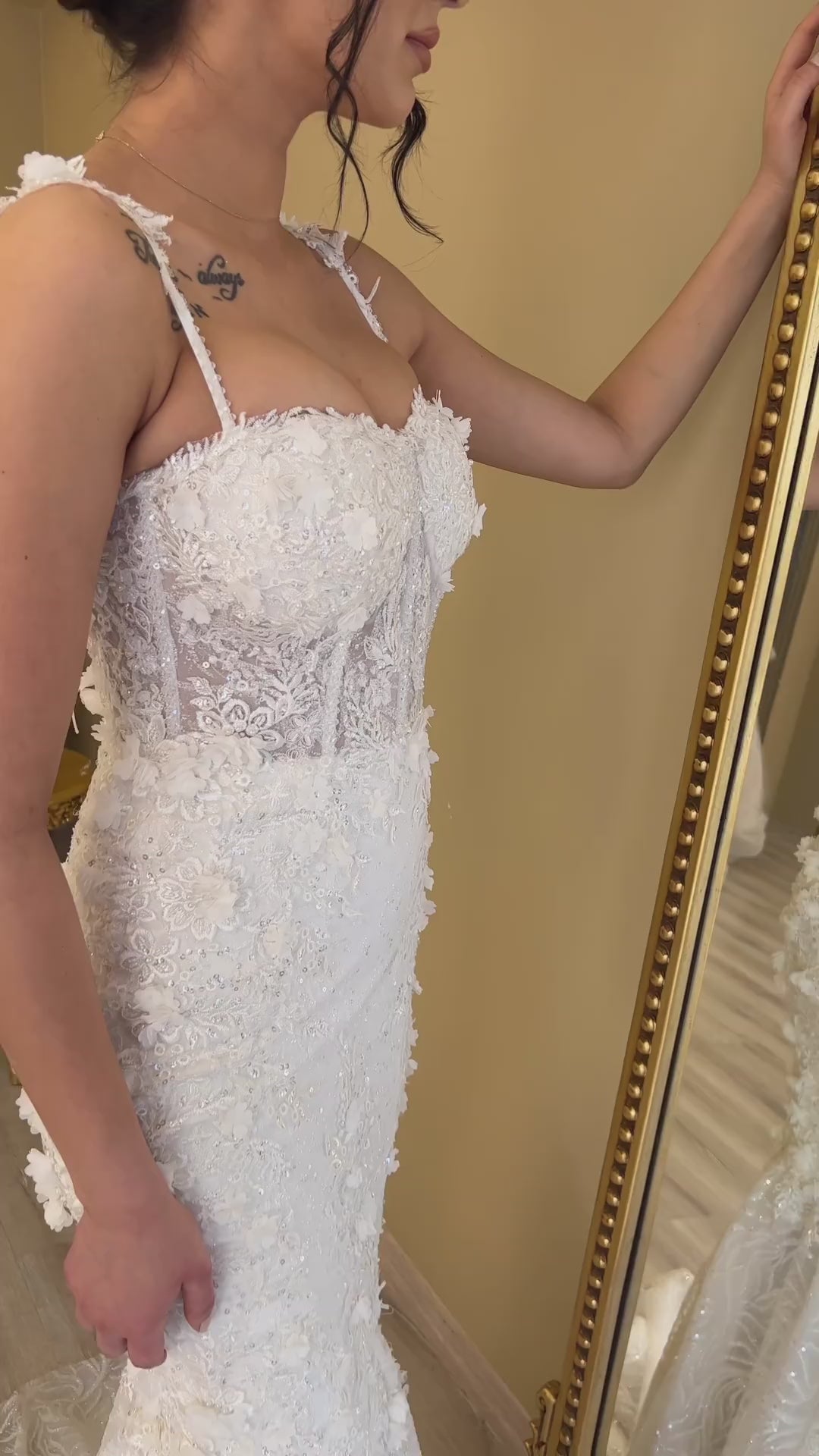 G21-102A - Vestido de novia princesa de encaje marfil con pedrería