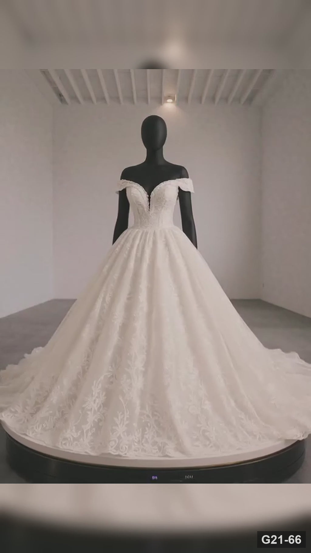 G21-066 Vestido de novia princesa de encaje marfil con cola capilla