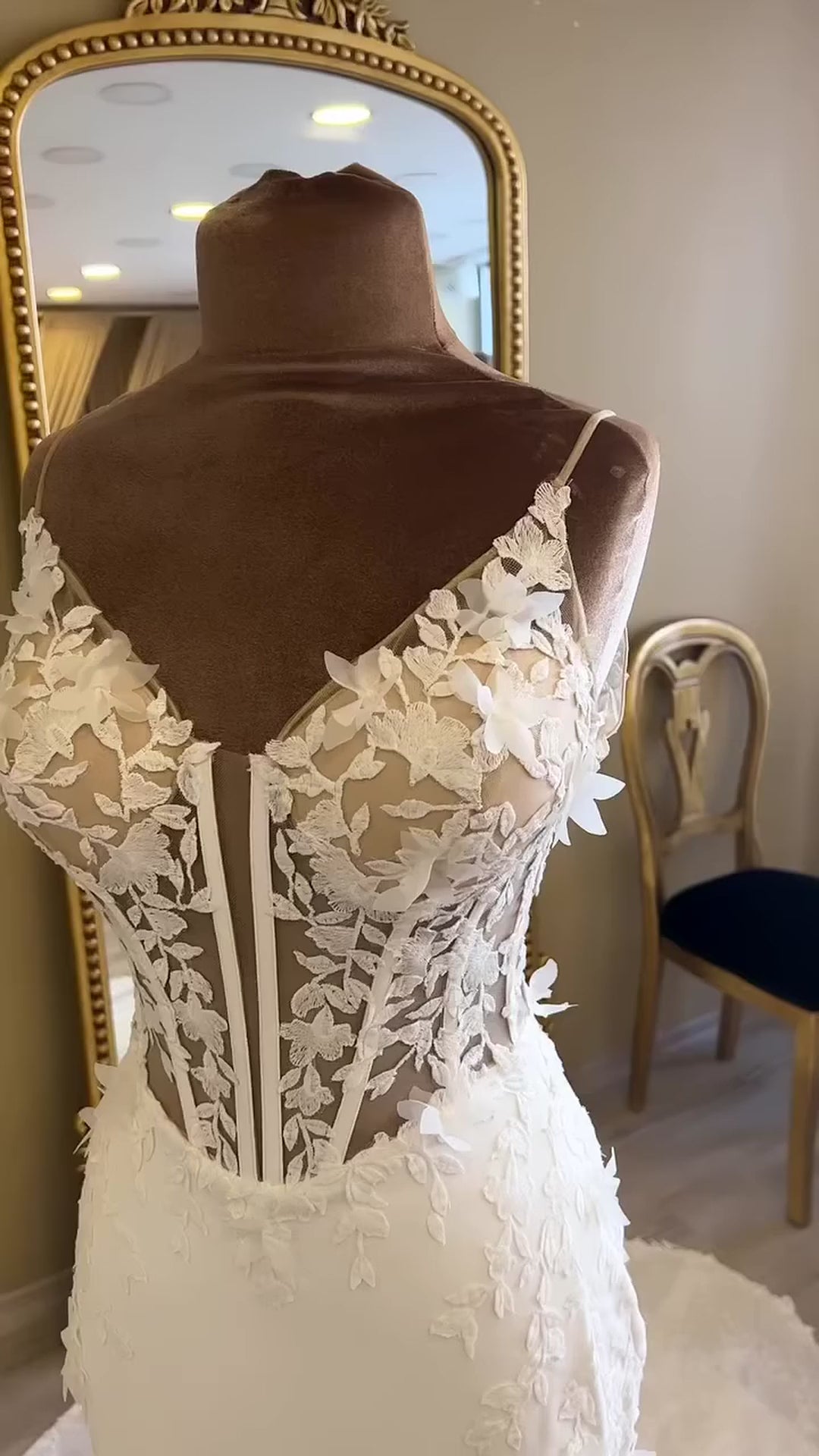 G21-102 Vestido de novia sirena de encaje marfil con cola capilla
