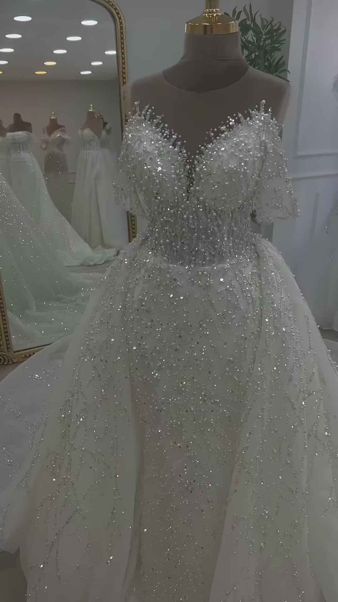 G21-111 Vestido de novia princesa de encaje marfil con cola capilla