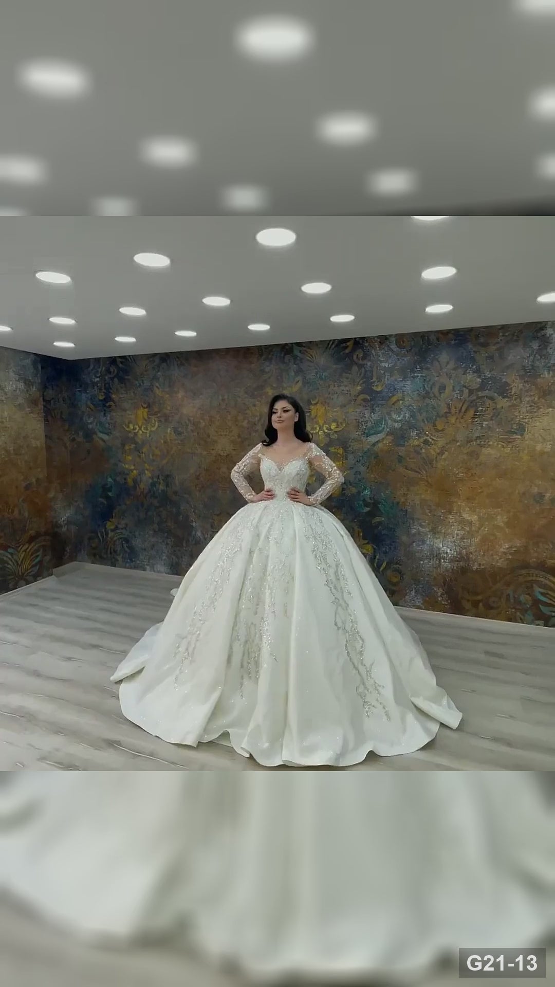 G21-013 Vestido de novia princesa de encaje marfil con cola capilla
