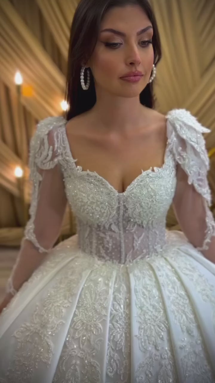 G21-078A - Vestido de novia princesa de encaje color champán con pedrería