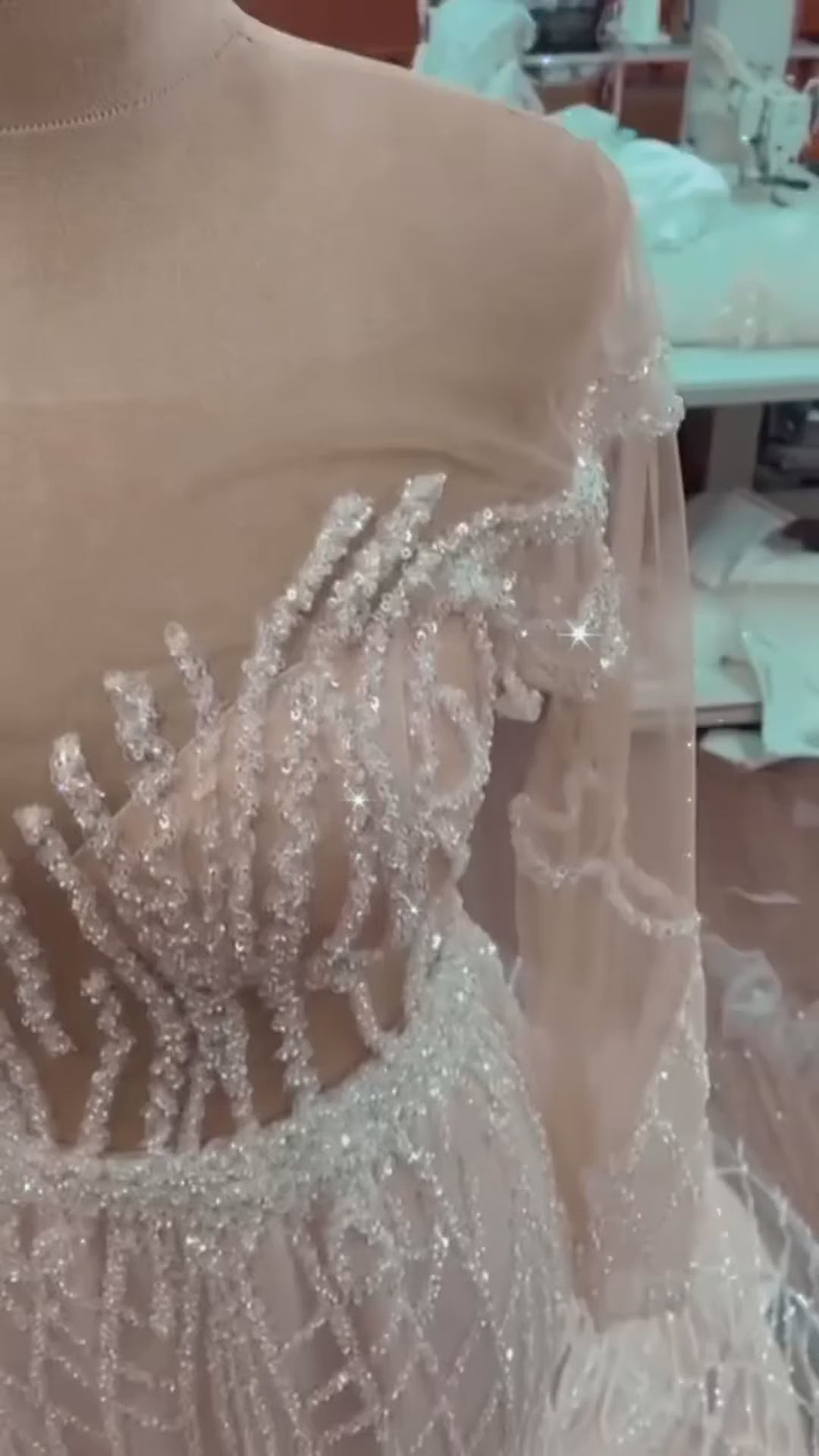 G21-115 Vestido de novia princesa de encaje marfil con cola capilla