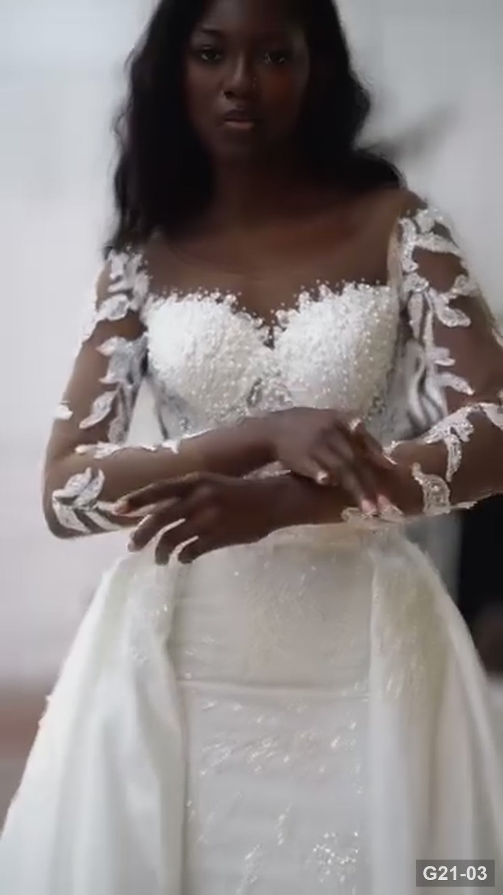 G21-003 Marfil Línea A Encaje Vestido de novia con escote en V con cola capilla