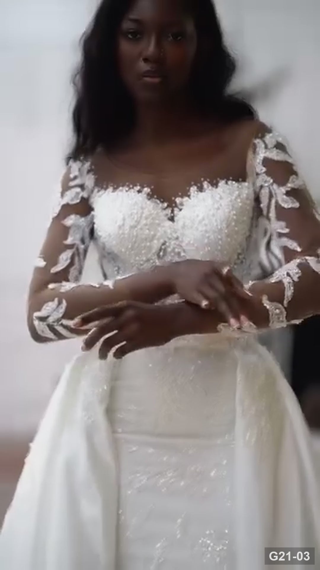 G21-003 Marfil Línea A Encaje Vestido de novia con escote en V con cola capilla
