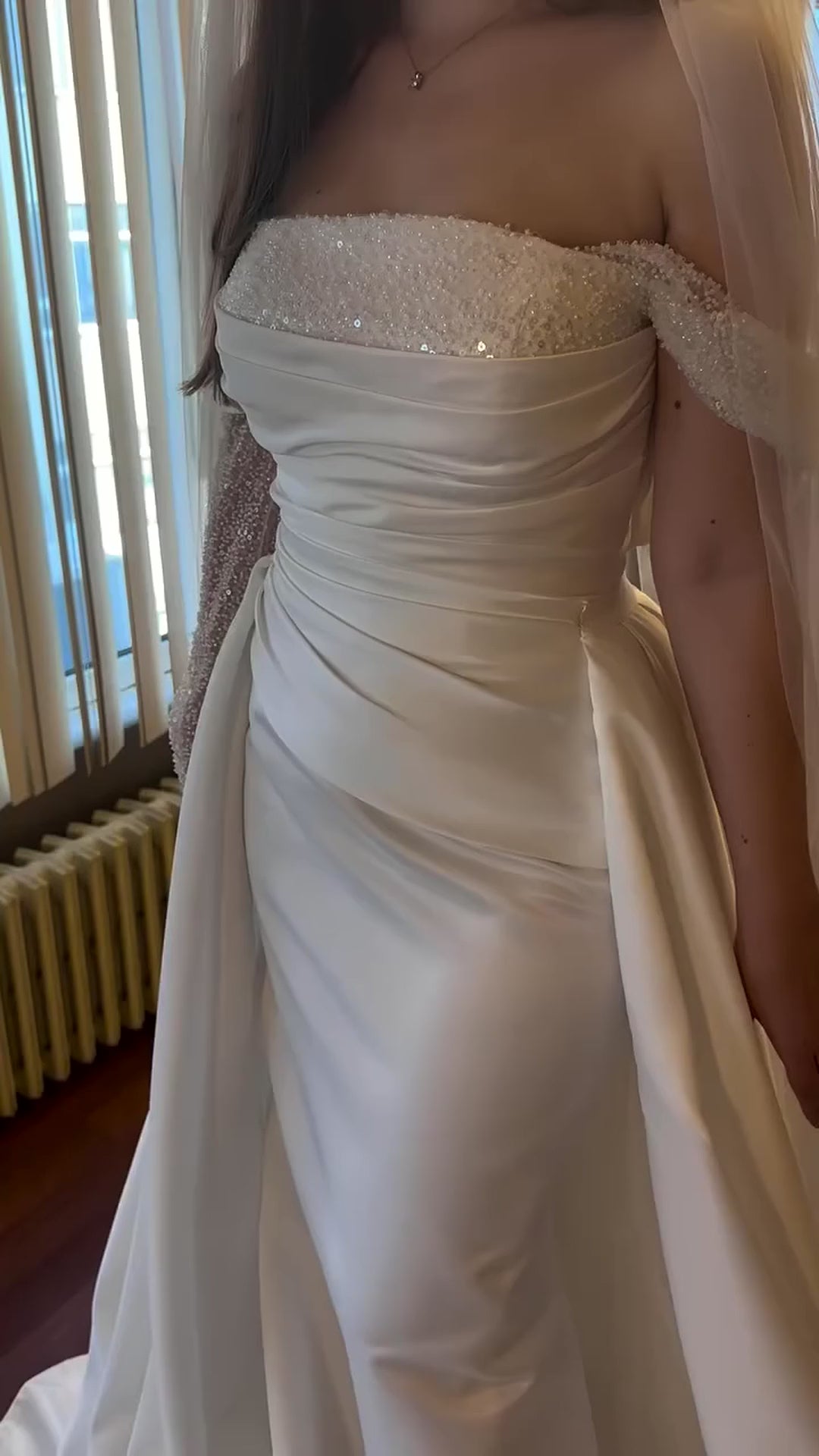 G21-114 Marfil Sirena Encaje Vestido de novia con escote en V con cola capilla