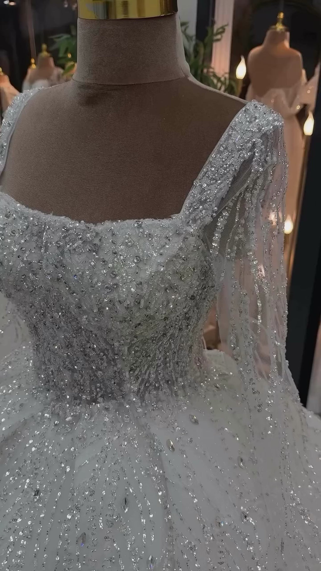 G21-105 Vestido de novia princesa de encaje marfil con cola capilla