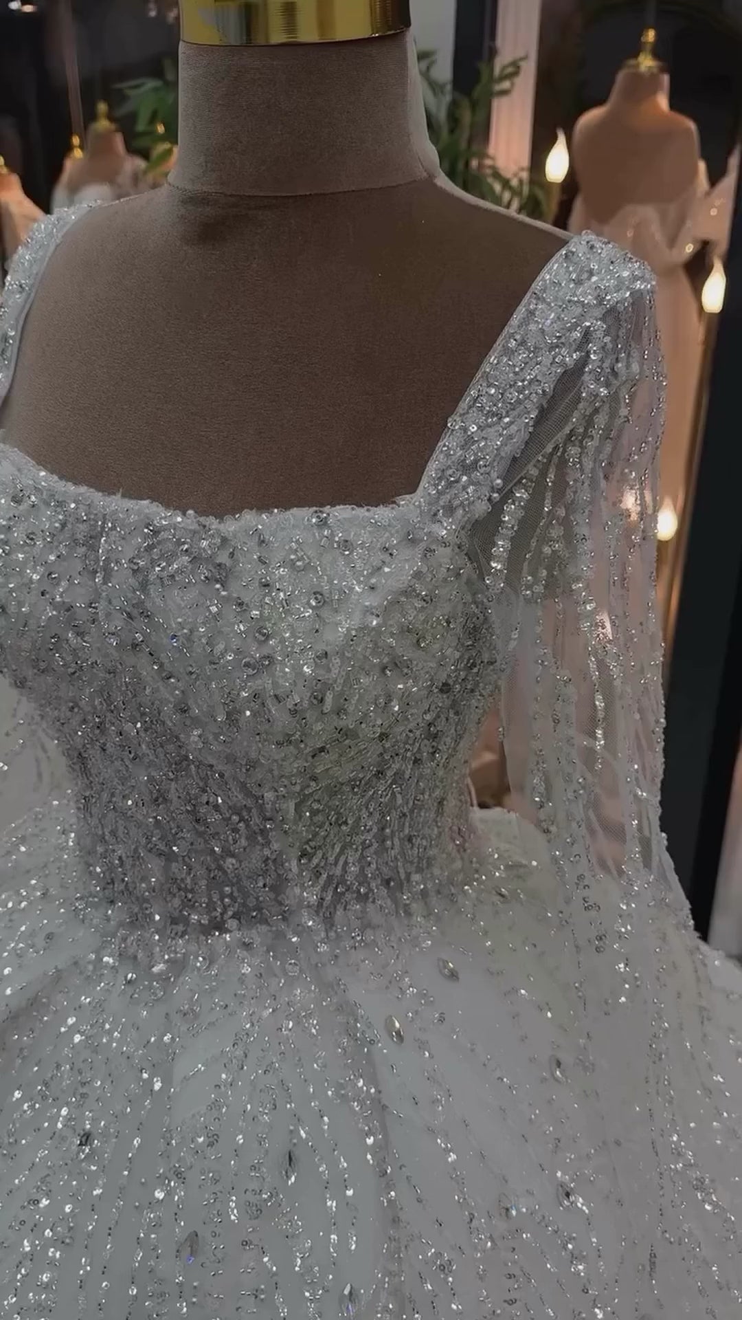 G21-105 Vestido de novia princesa de encaje marfil con cola capilla