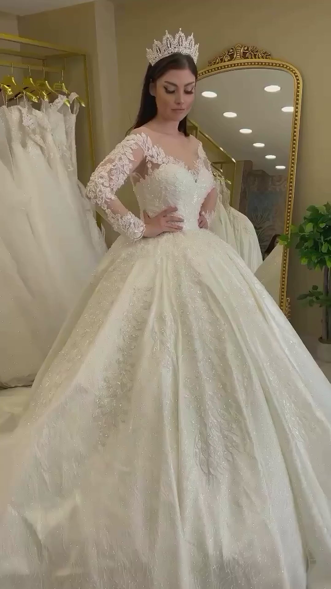 G21-112 Vestido de novia princesa de encaje marfil con cola capilla