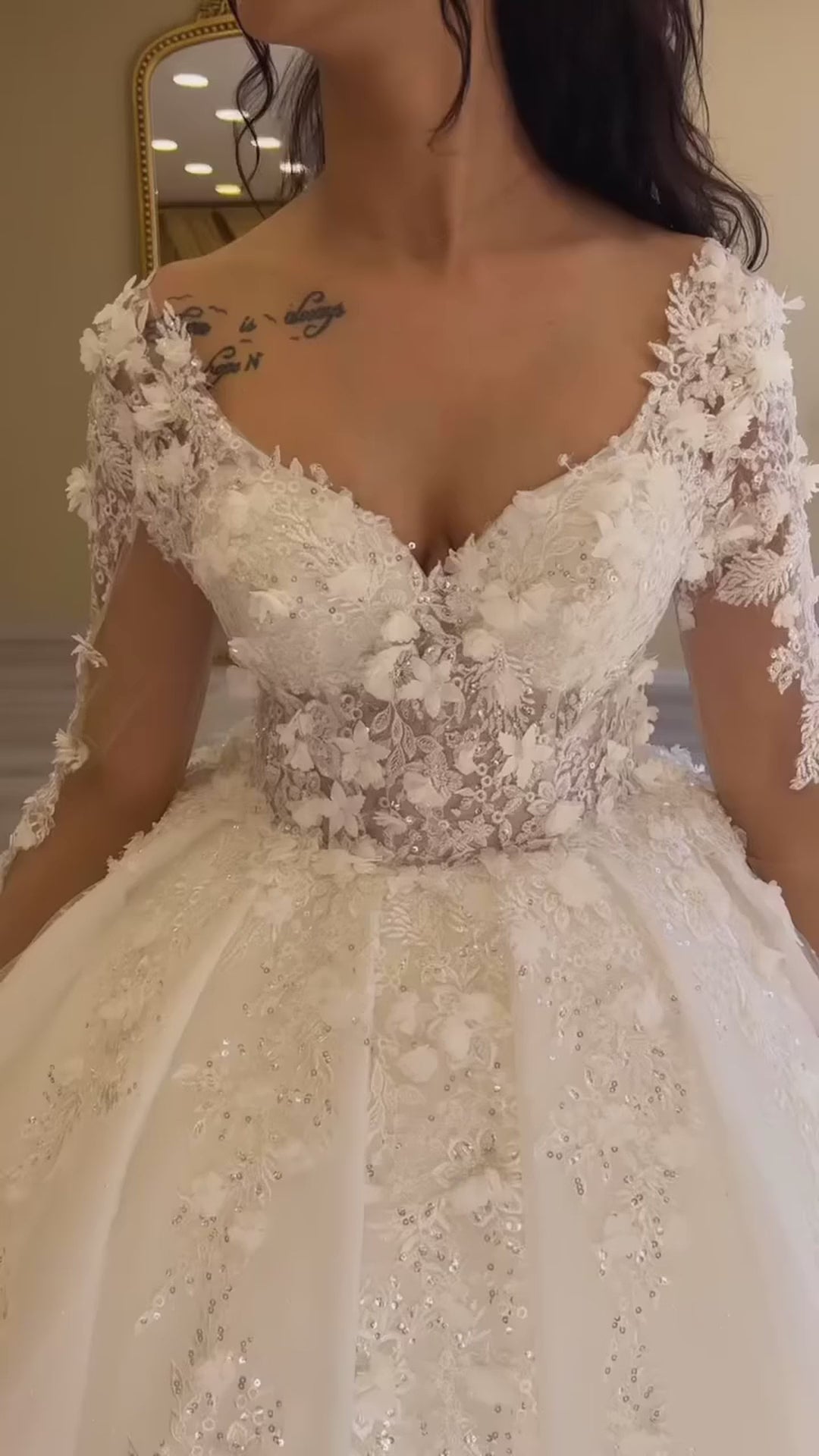 G21-100 Vestido de novia princesa de encaje marfil con cola capilla